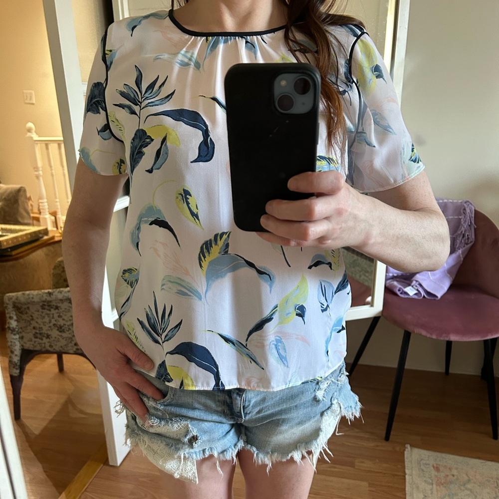 Women’s Banana Republic short sleeve blouse business casual or dressy.